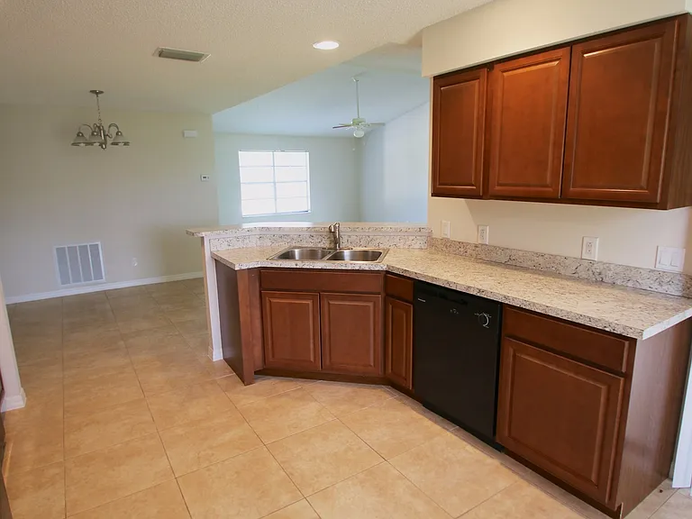 1137 SW Estaugh Ave — Photo 3