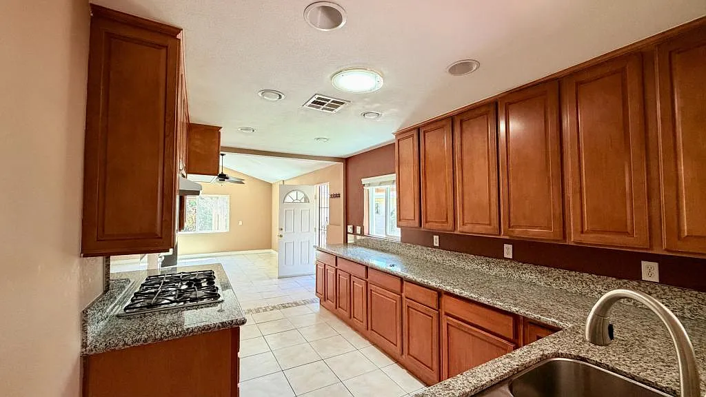 370 Las Flores Dr — Photo 2