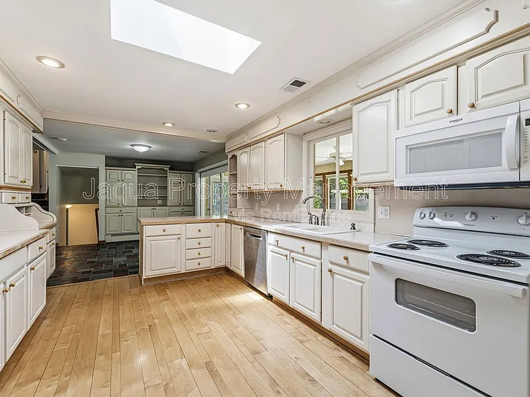 4420 Croyden Ave — Photo 8