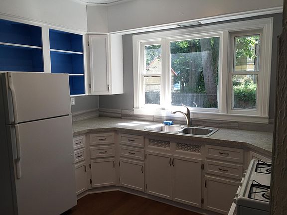 3rd image of 709 Richmond Ave #1