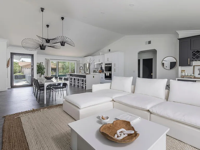 8702 E Clarendon Ave — Photo 32