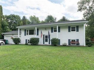 6173 Doe Haven Dr, Farmington, NY 14425