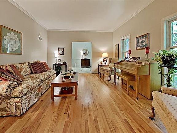 3rd image of 3073 Swansea Cres W