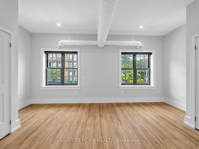1095 Queen St E #2 — Photo 18
