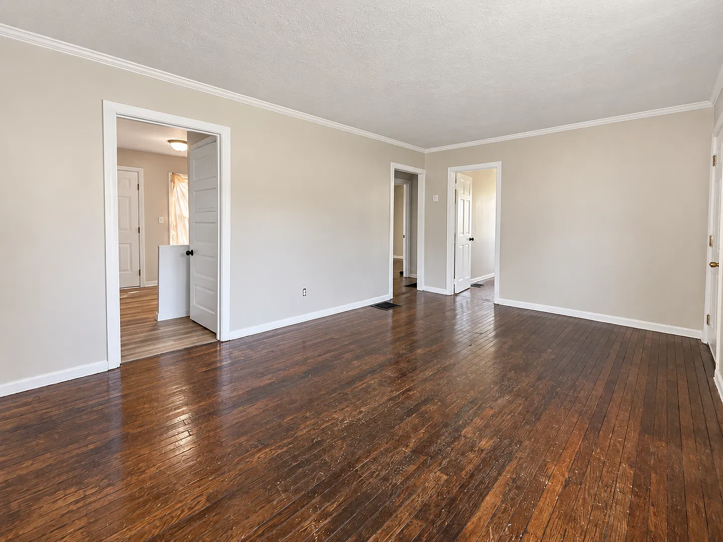 Beautifully Remodeled 3BR Home with Hardwood Floors & Full Basement — Photo 4