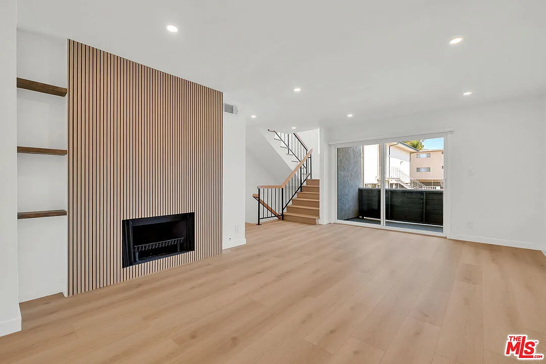 2 bed, 3.0 bath, 1361 sqft, $3,900 — Photo 2