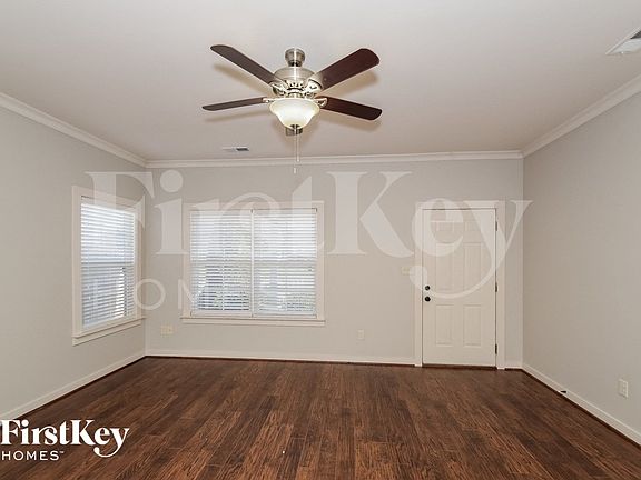 3rd image of 810 Hawthorn Ln