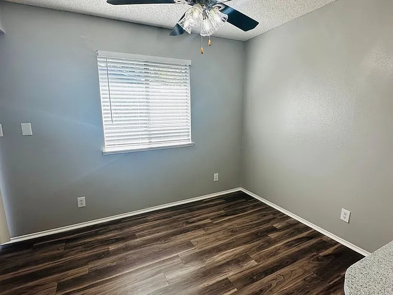 3829 Whitney Ave — Photo 22