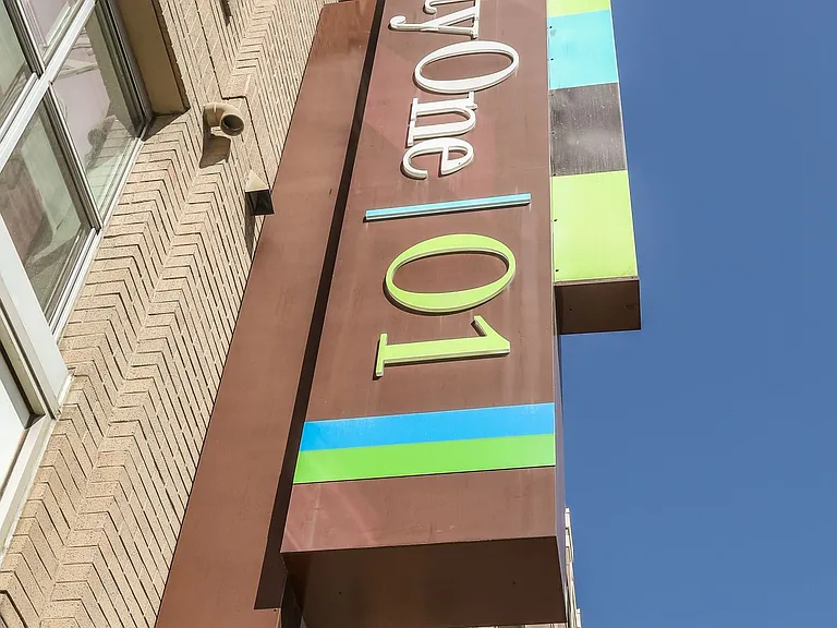 TwentyOne01 on Market — Photo 46