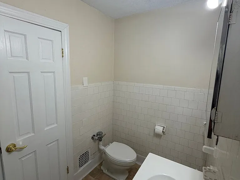 423 Pelham St — Photo 6