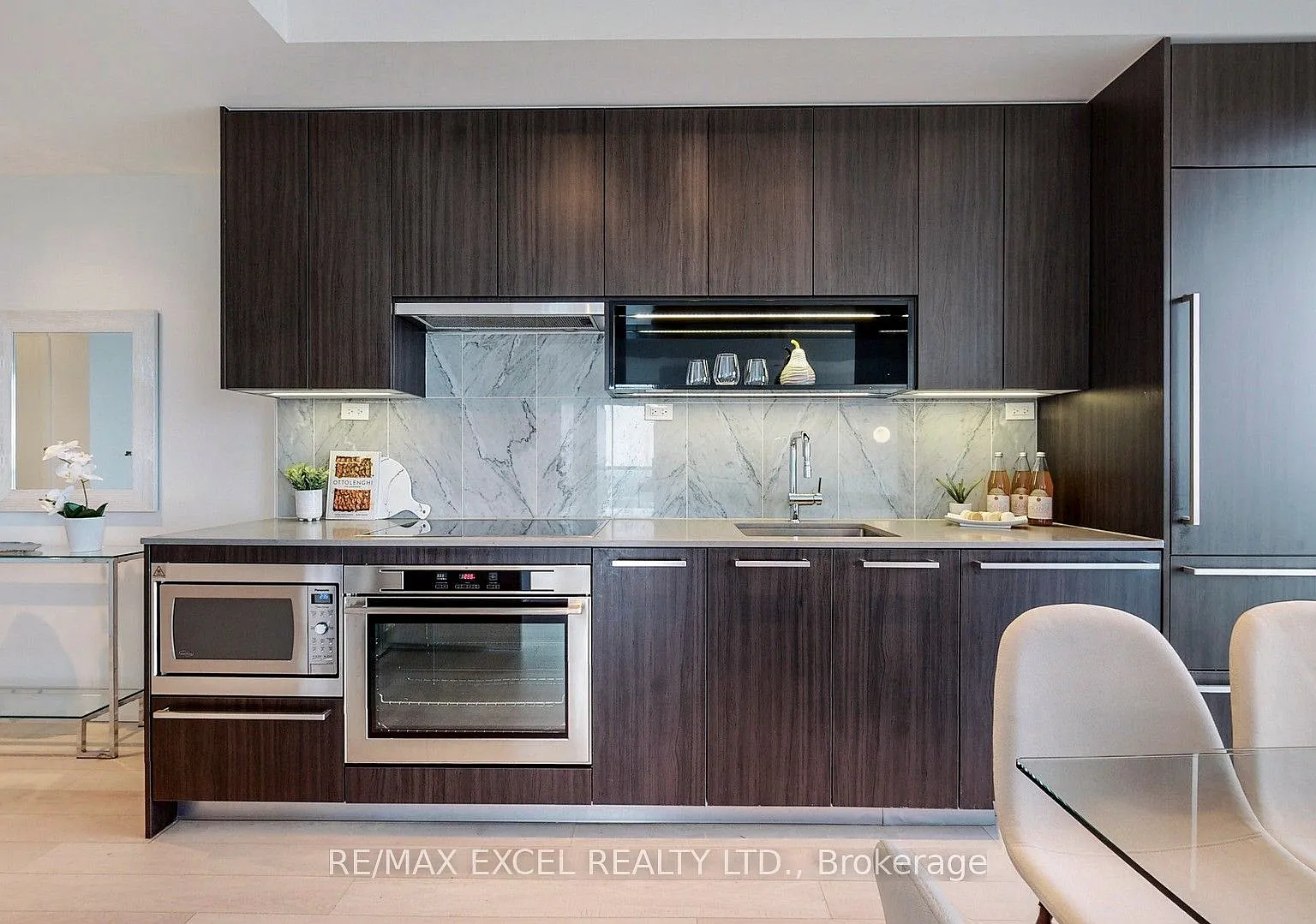 Omega on the Park Condo — Photo 3
