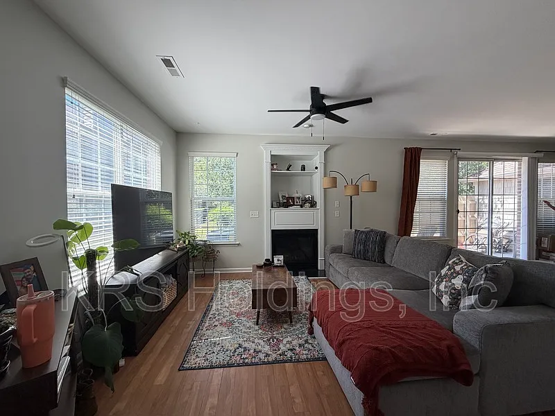 2 bed, 2.5 bath, 1424 sqft, $2,200 — Photo 2