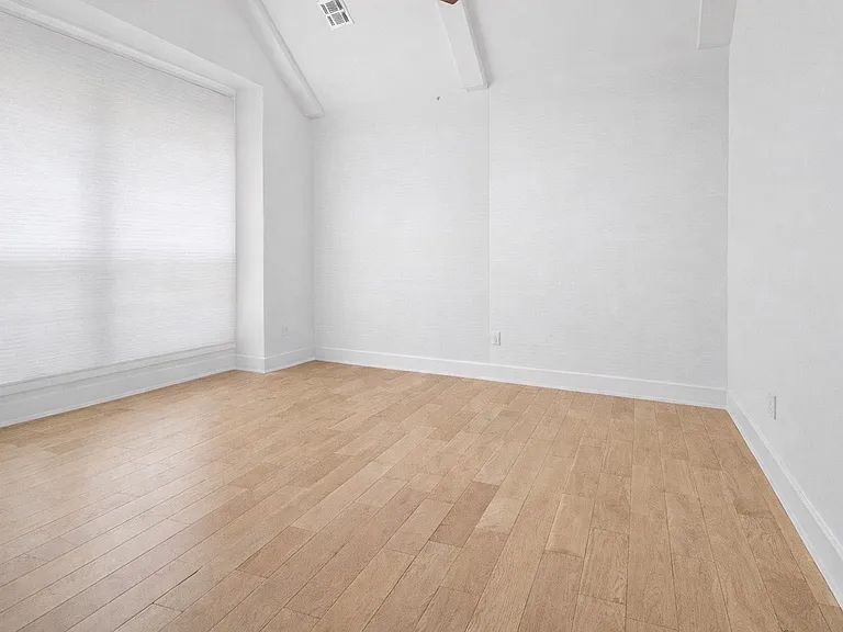 110 SE G Ct — Photo 12