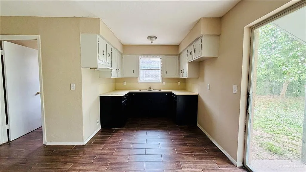 Building Photo - 108 Tulipen Dr