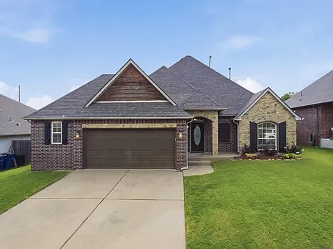 4 bed, 2385 sqft, $2,600 — Photo 2