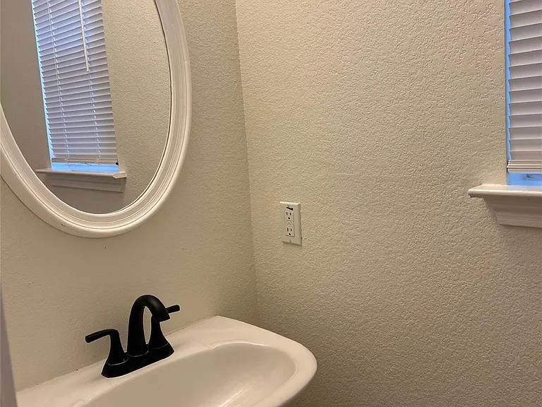 1209 Amberwood Loop — Photo 8