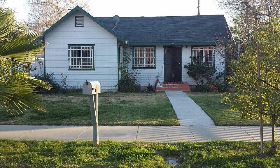 1st image of 223 W 17th St