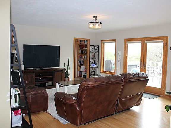 4th image of 1540 Midland St
