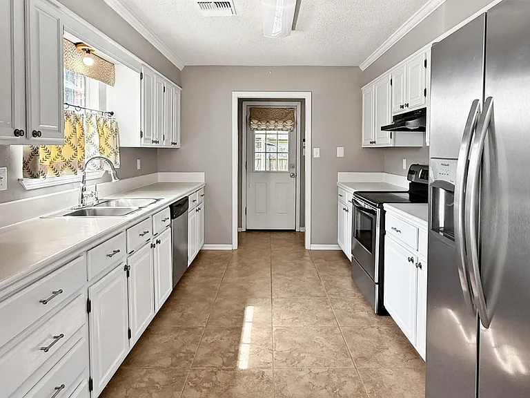820 Rosedown Ln — Photo 2
