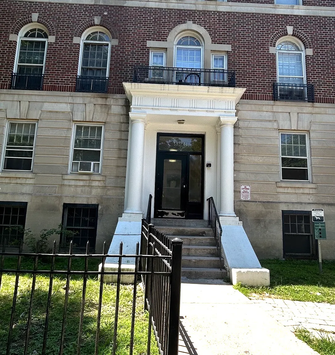 926 Asylum Ave — Photo 1