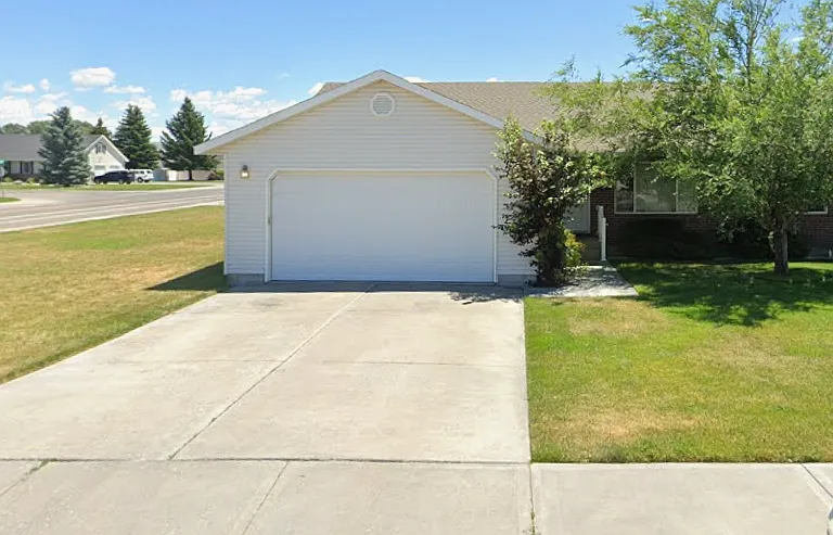 901 Abigail Ct — Photo 1
