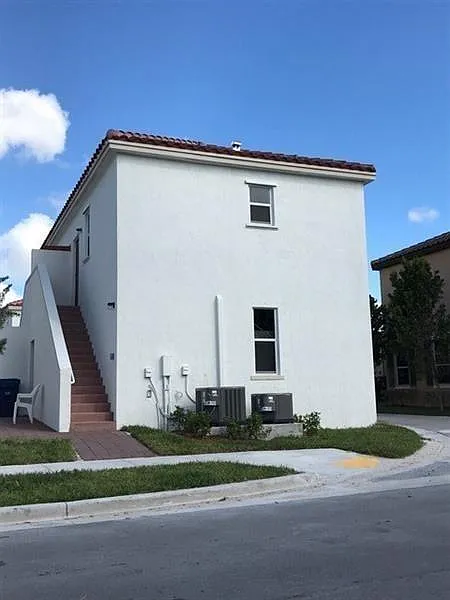 Studio, 1.0 bath, 475 sqft, $1,575 — Photo 2