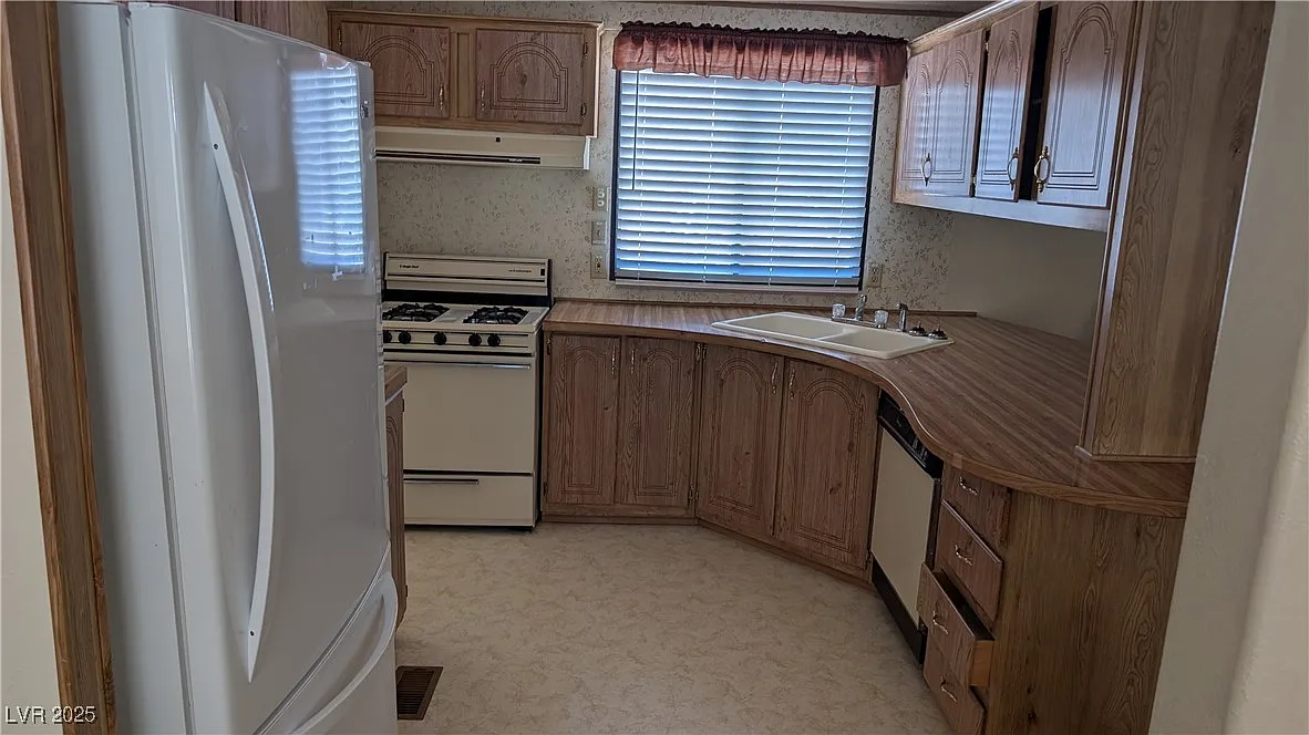 3 bed, 2.0 bath, 1152 sqft, $1,800 — Photo 3