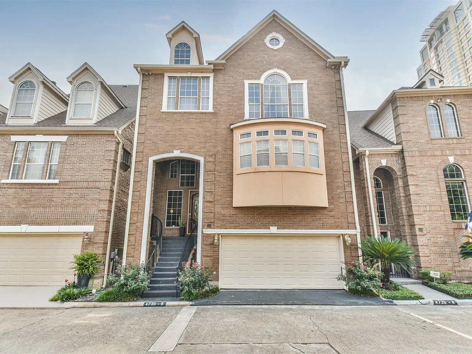 3 bed, 3.5 bath, 4221 sqft, $6,200 — Photo 2