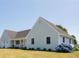 266 Meadow Ln, Middletown, RI 02842