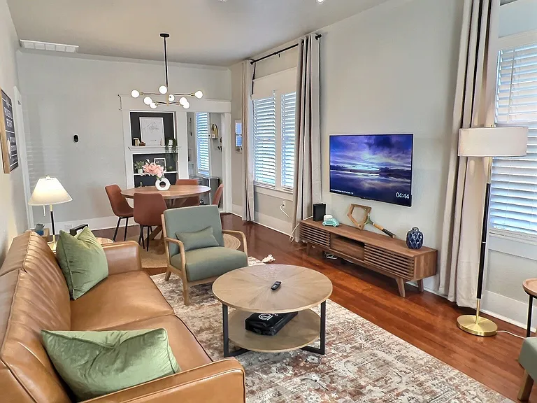 404 W Walnut St — Photo 3