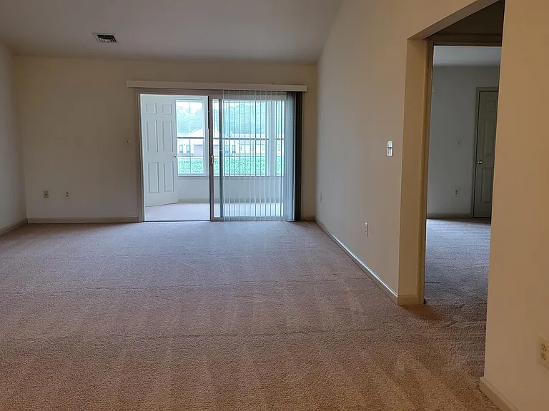 2097 Shady Oak Dr — Photo 3