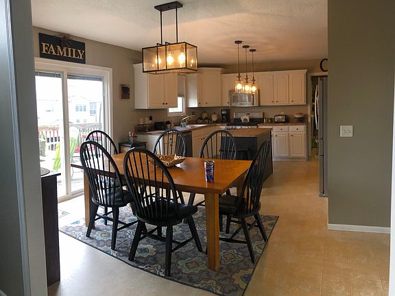 eat in kitchen w/pantry