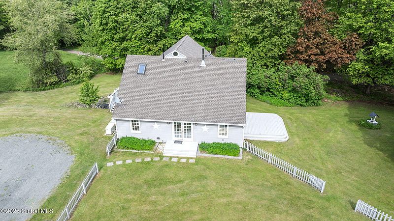 3rd image of 141 Beacon Hill Road