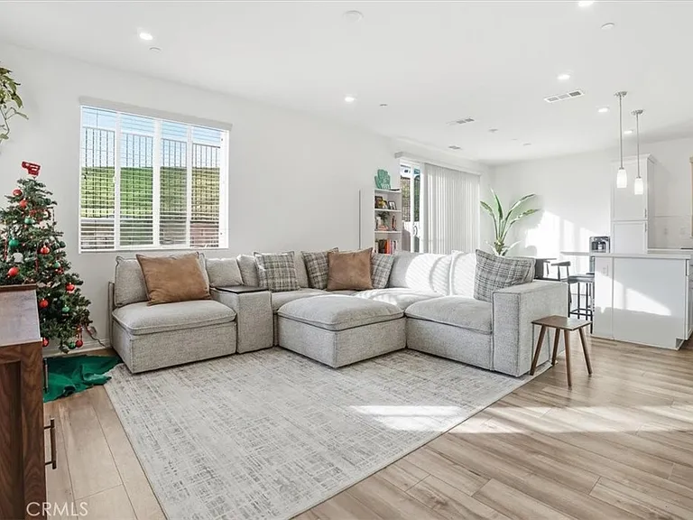 556 Enzo St — Photo 8