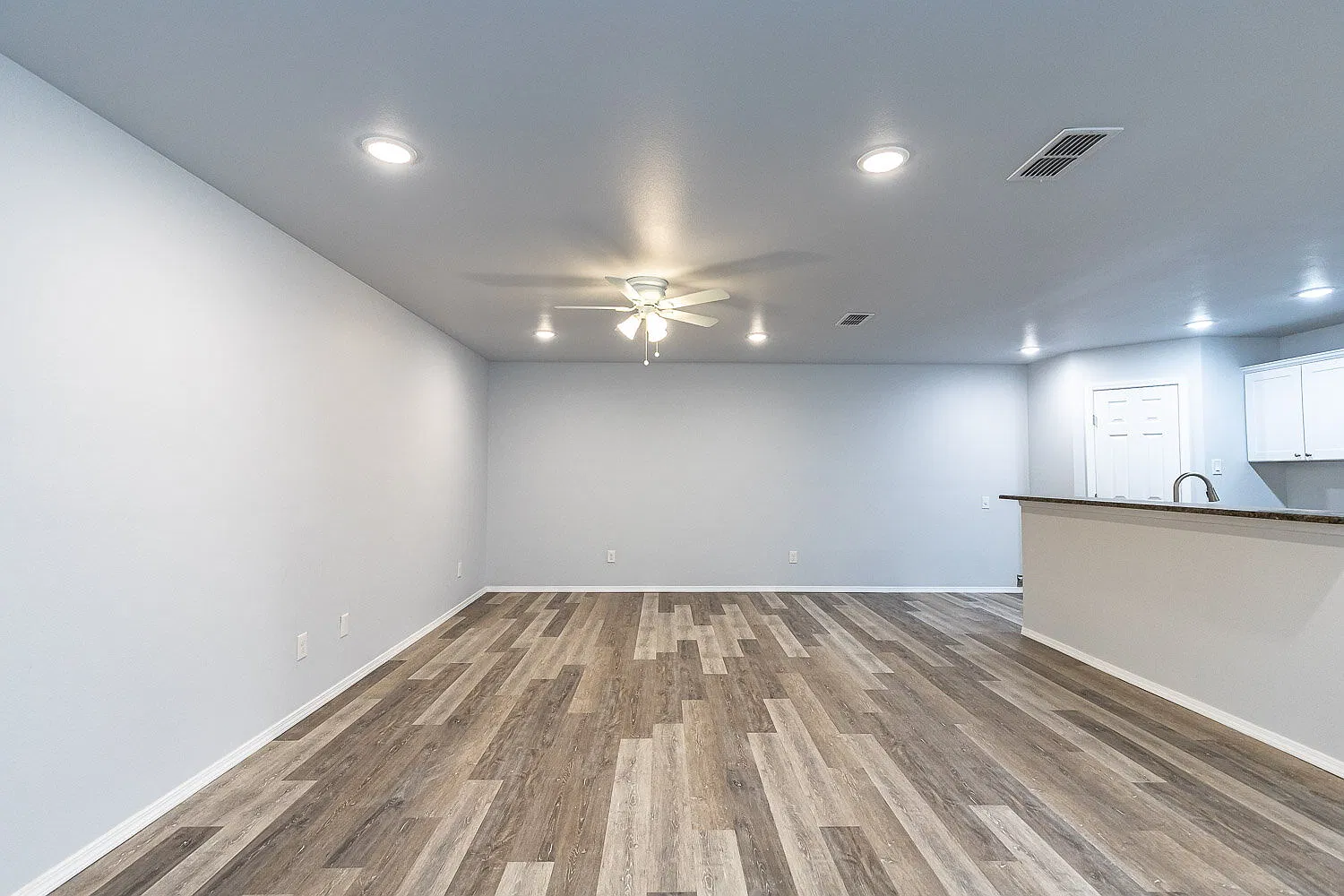 3 bed, 2.0 bath, 1435 sqft, $1,350 — Photo 3