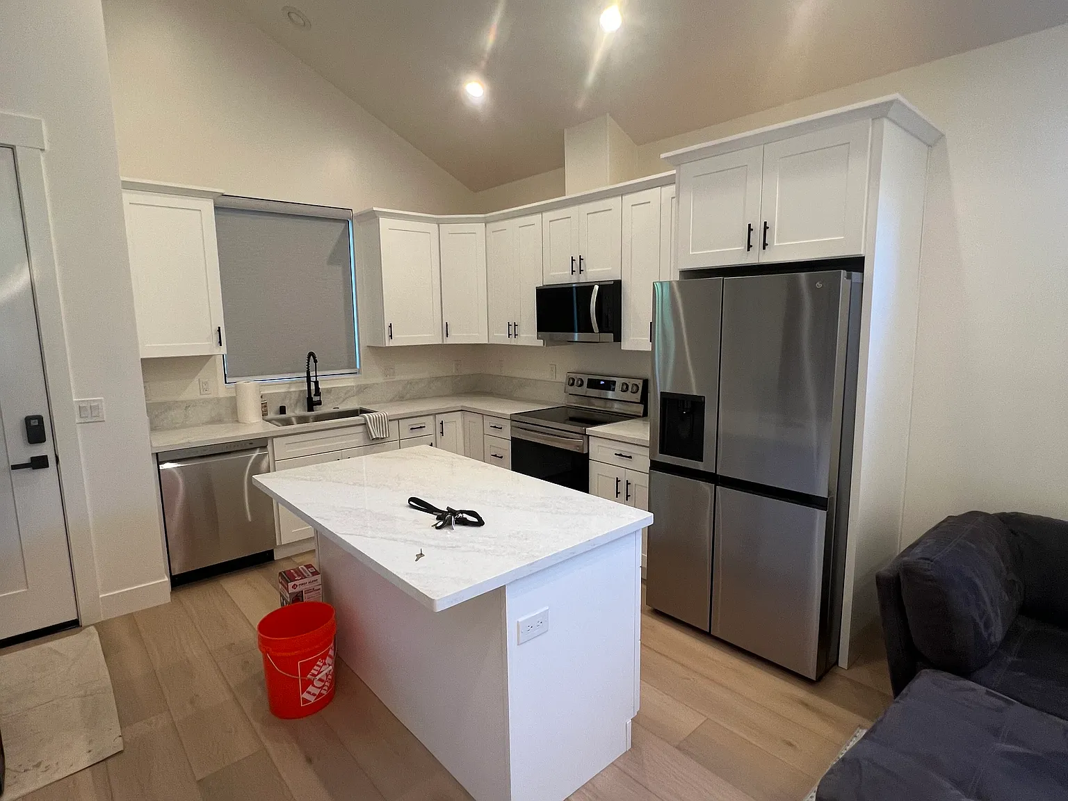 2 bed, 750 sqft, $3,600 — Photo 3