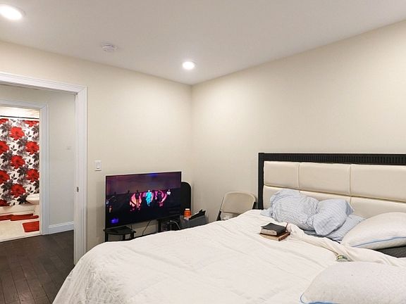 5th image of 7 Maple St