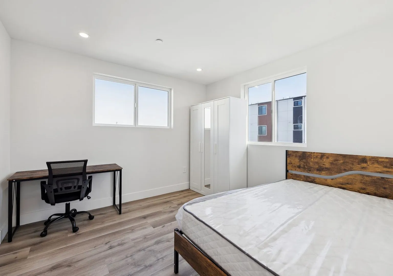 MH 1314 W 35th Pl — Photo 3
