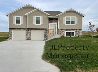 601 SW Powell Dr, Oak Grove, MO 64075