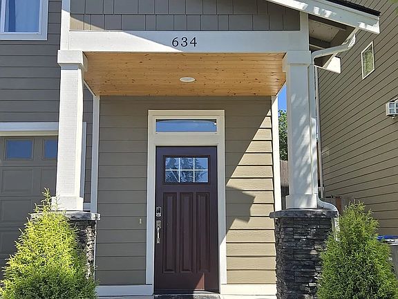 2nd image of 634 NW Gardenia Way