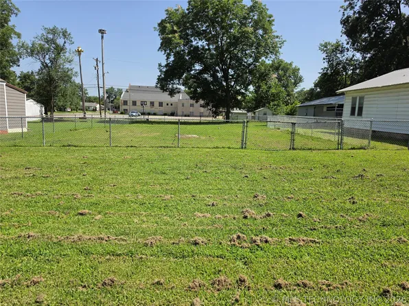 607 W 5th St, Ada, OK 74820