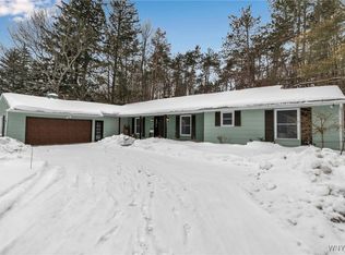 26 Canterbury Ln, East Aurora, NY 14052