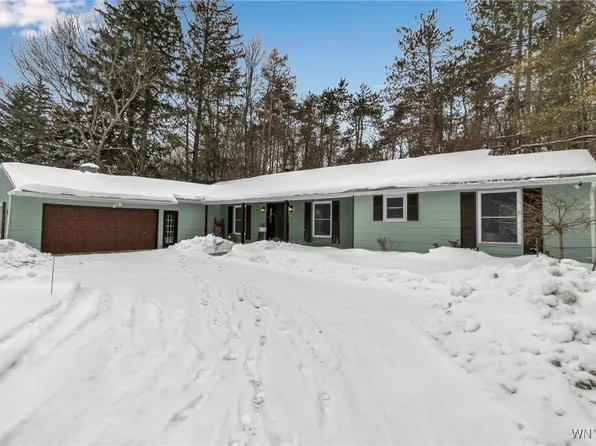 26 Canterbury Ln, East Aurora, NY 14052
