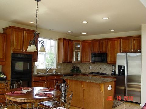 gourmet kitchen w/gas cook top