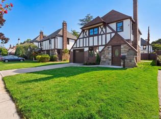 24 Kenilworth Rd, Mineola, NY 11501