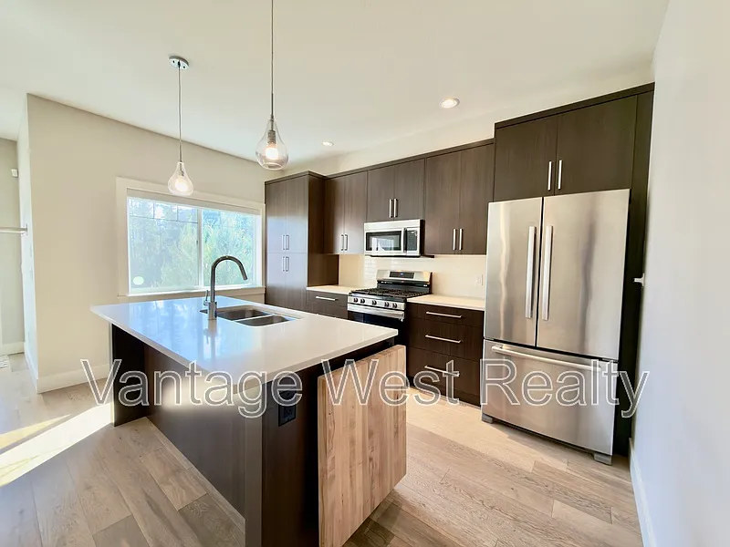 3 bed, 4.0 bath, 1800 sqft, $3,290 — Photo 2