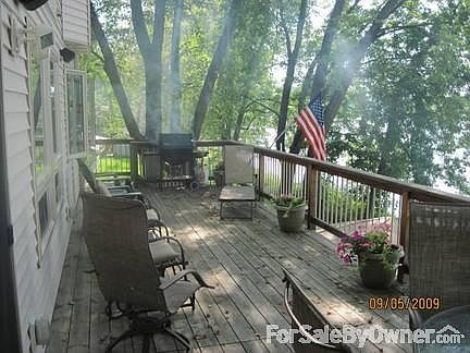 Upper Deck
						:
						Full length of house great for entertaining or a romantic evening with a partner