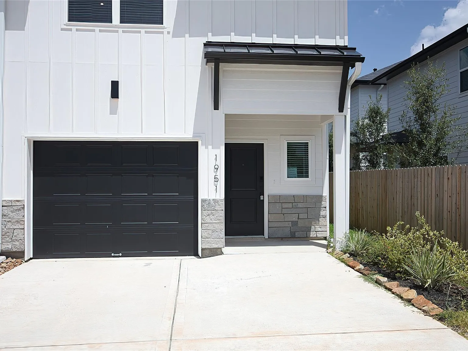 3 bed, 2.5 bath, 1557 sqft, $1,799 — Photo 2