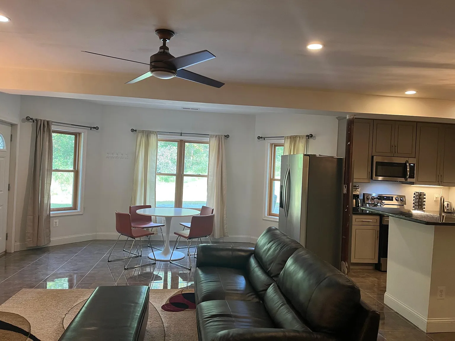 3 bed, 1900 sqft, $2,600 — Photo 3