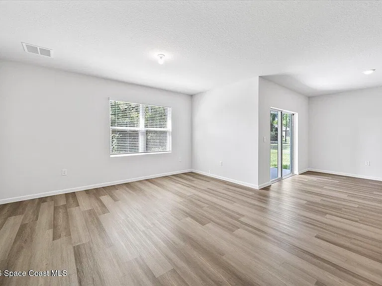 566 Rembrandt St SE — Photo 17